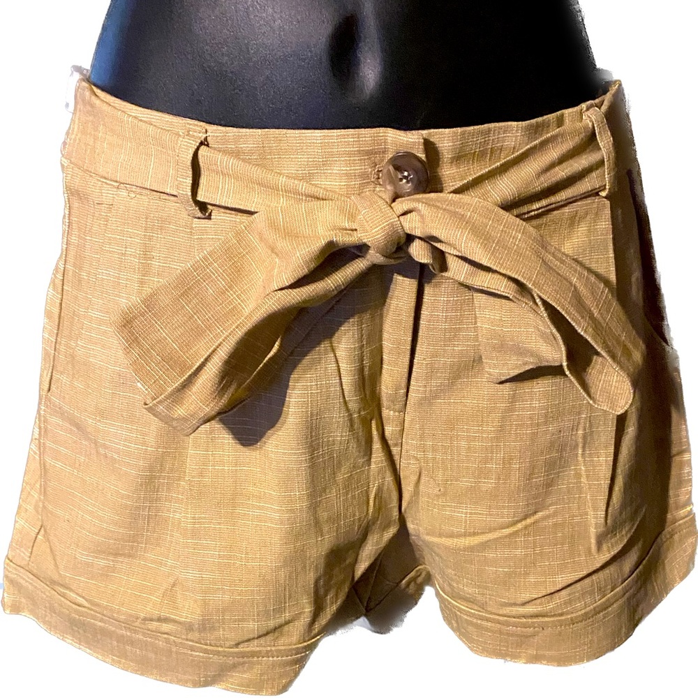 Versona Women Textured High Waist Shorts In Wheat Size Small